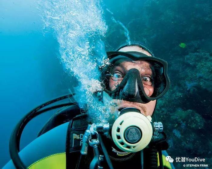 逃离残破的机舱